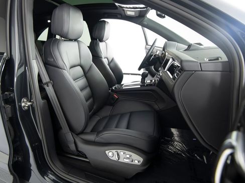 Certified 2026 Porsche Macan AWD/4WD image 38