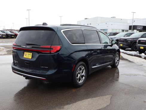 Used 2023 Chrysler Pacifica Limited w/ Trailer Tow Group image 7