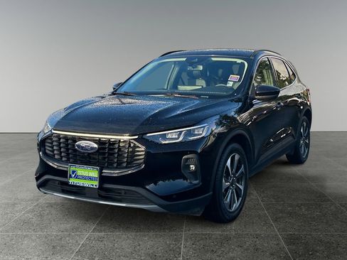 Used 2024 Ford Escape Platinum image 3