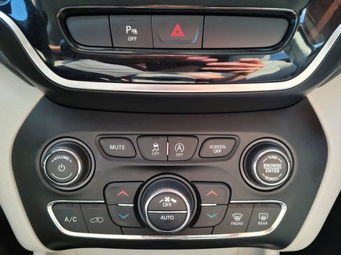 Used 2019 Jeep Cherokee Limited image 13