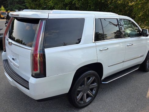 Used 2017 Cadillac Escalade Luxury AWD/4WD image 18