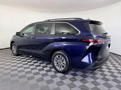 Used 2025 Toyota Sienna XLE w/ XLE Plus Package FWD image 9