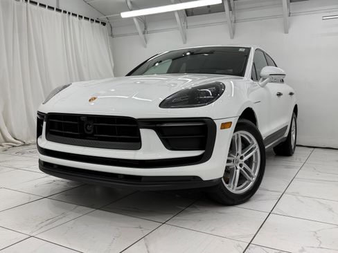 Certified 2023 Porsche Macan image 8