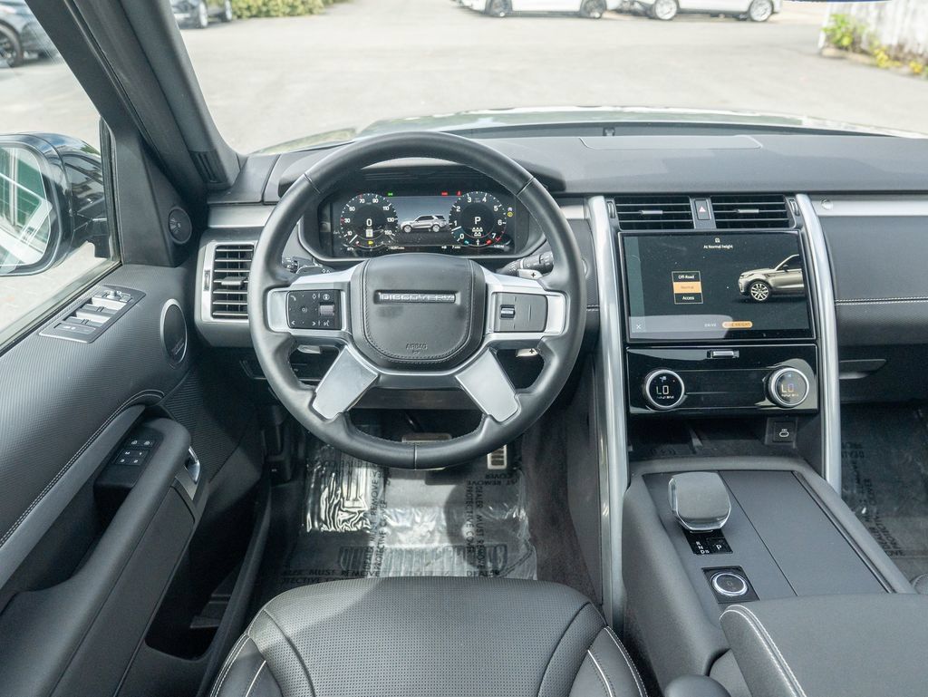 Used 2024 Land Rover Discovery Dynamic SE AWD/4WD image 13