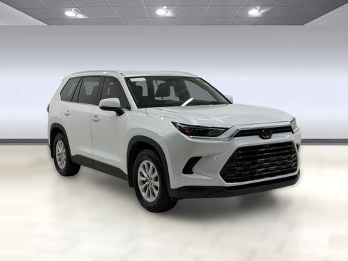 Used 2024 Toyota Grand Highlander AWD image 6