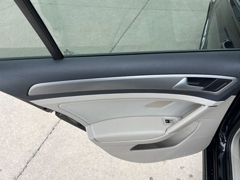 Used 2016 Volkswagen Golf S image 13