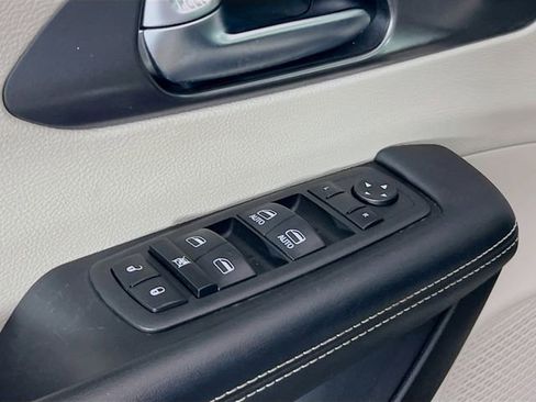 Used 2023 Chrysler Pacifica Touring-L image 18