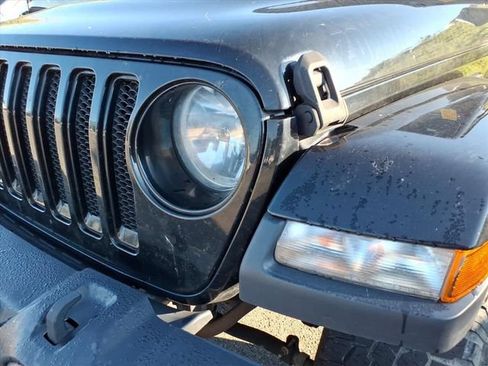 Used 2020 Jeep Wrangler Unlimited Sahara AWD/4WD image 3