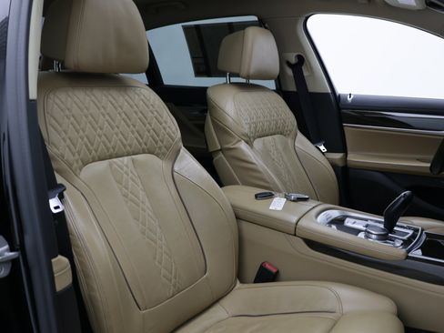 Used 2022 BMW 740i w/ Premium Package RWD image 48