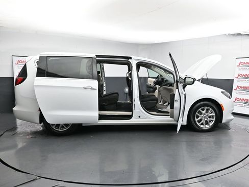 Used 2022 Chrysler Voyager LX image 41