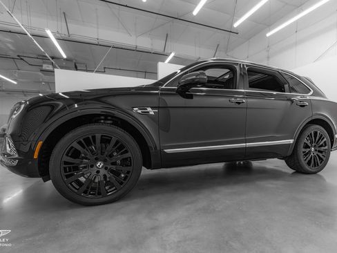 Used 2017 Bentley Bentayga AWD/4WD image 11