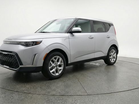 Used 2025 Kia Soul LX w/ LX Technology Package image 3