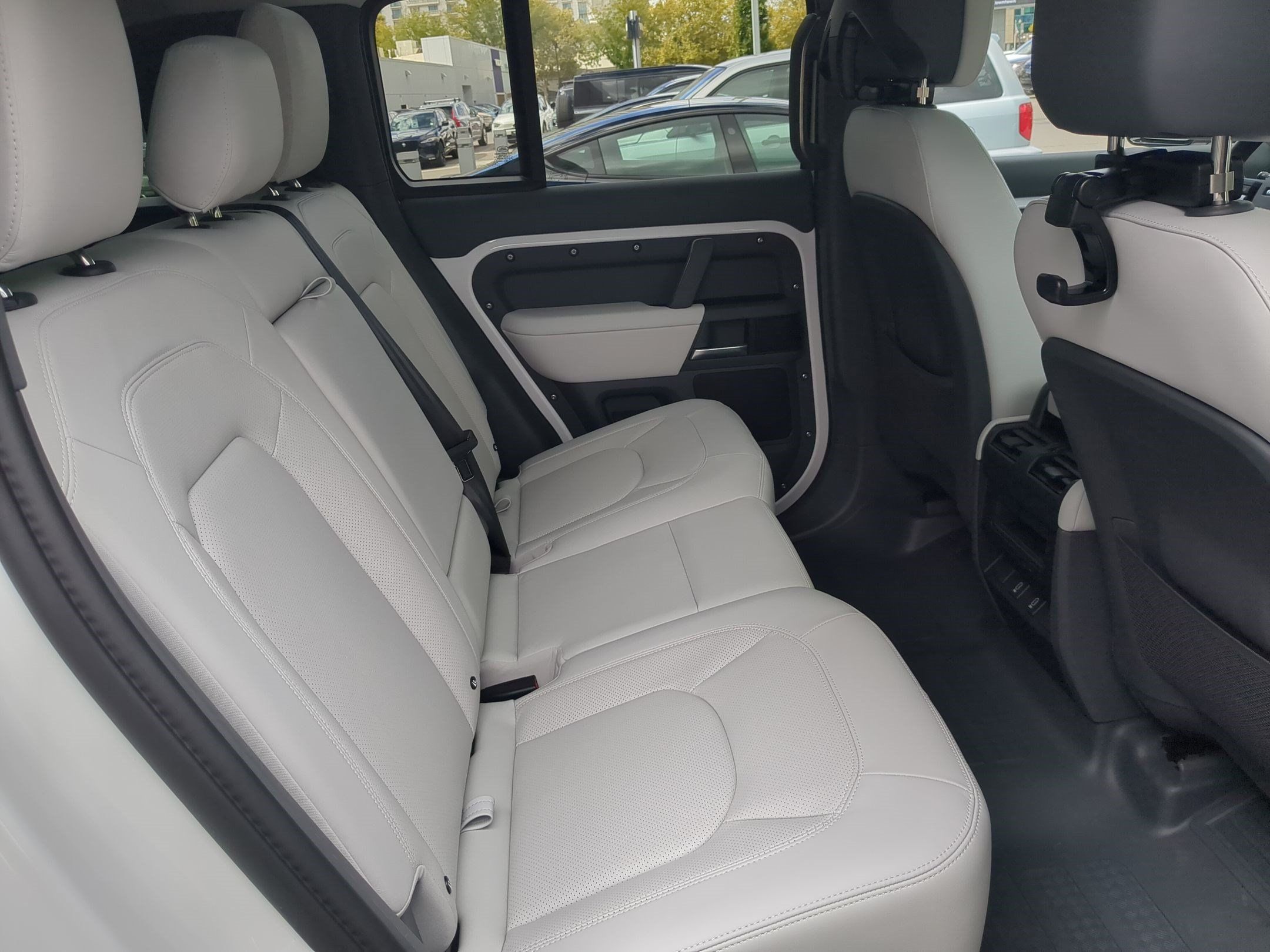Used 2026 Land Rover Defender 110 X-Dynamic SE AWD/4WD image 32