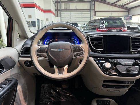 Used 2017 Chrysler Pacifica Platinum FWD image 20