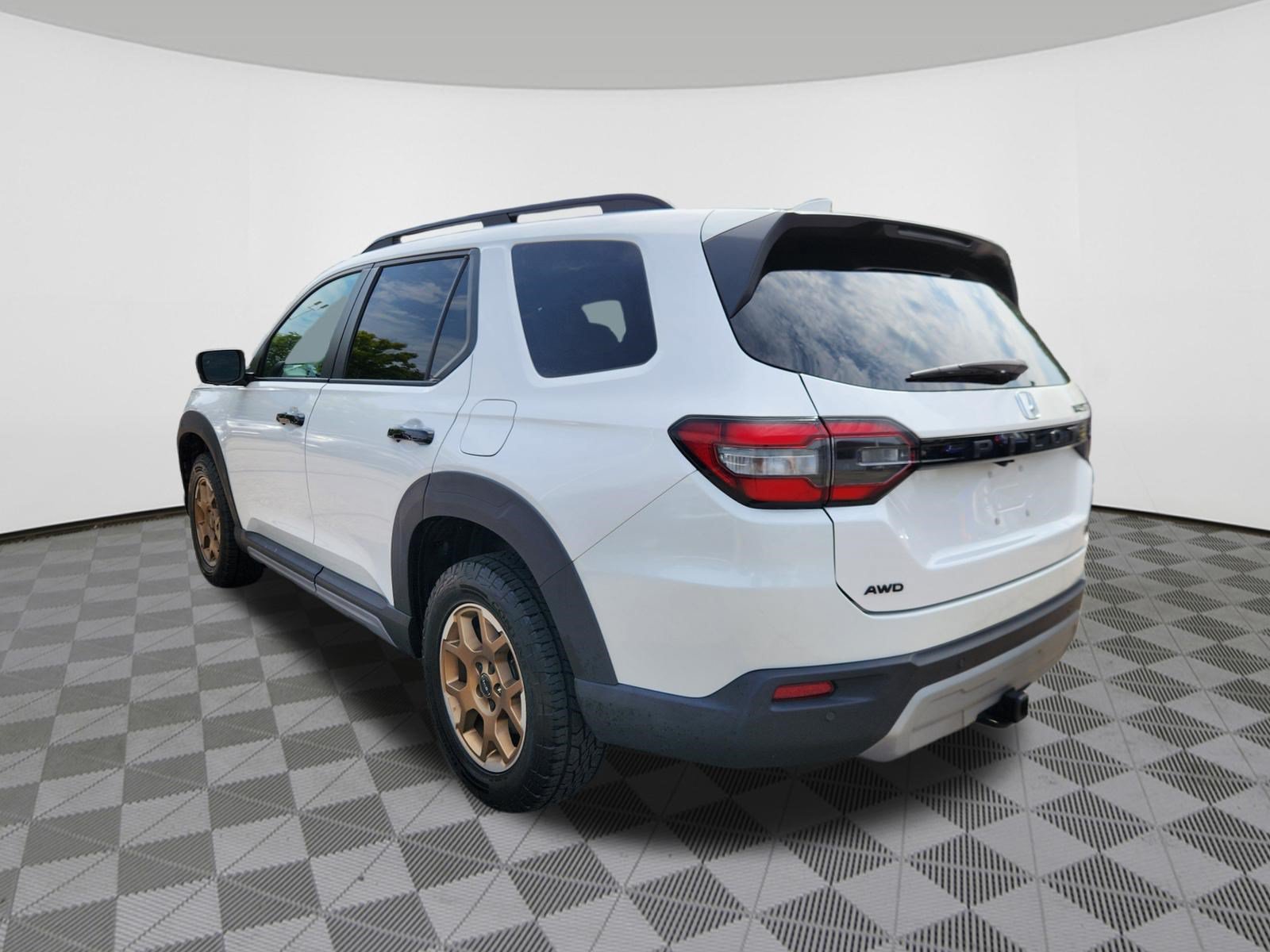 Certified 2024 Honda Pilot TrailSport image 3