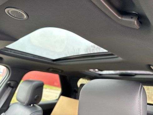 Used 2025 Land Rover Discovery S image 4