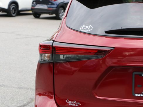 Used 2024 Toyota Highlander XLE AWD/4WD image 6