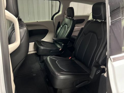 Used 2024 Chrysler Pacifica Touring-L image 23