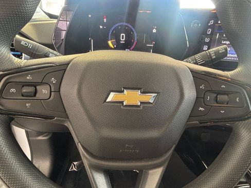 Used 2025 Chevrolet Trax LT FWD image 28