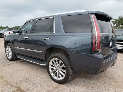 Used 2019 Cadillac Escalade Luxury RWD image 3