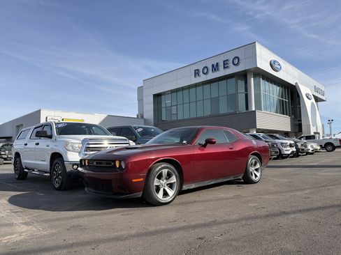 Used 2019 Dodge Challenger SXT image 1