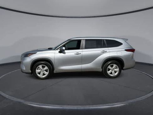 Used 2023 Toyota Highlander LE FWD image 5