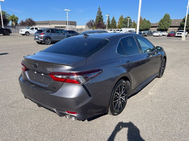 Used 2022 Toyota Camry SE FWD image 3