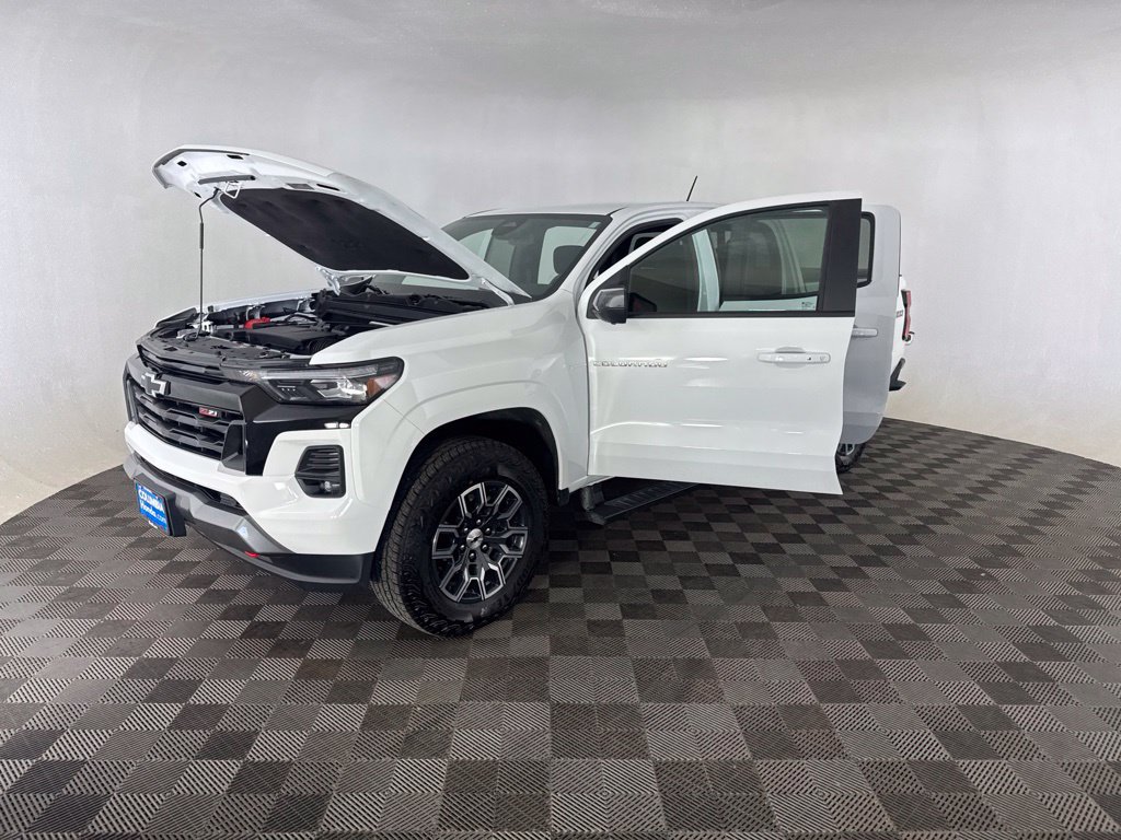 Used 2025 Chevrolet Colorado Z71 w/ Technology Package AWD/4WD image 11