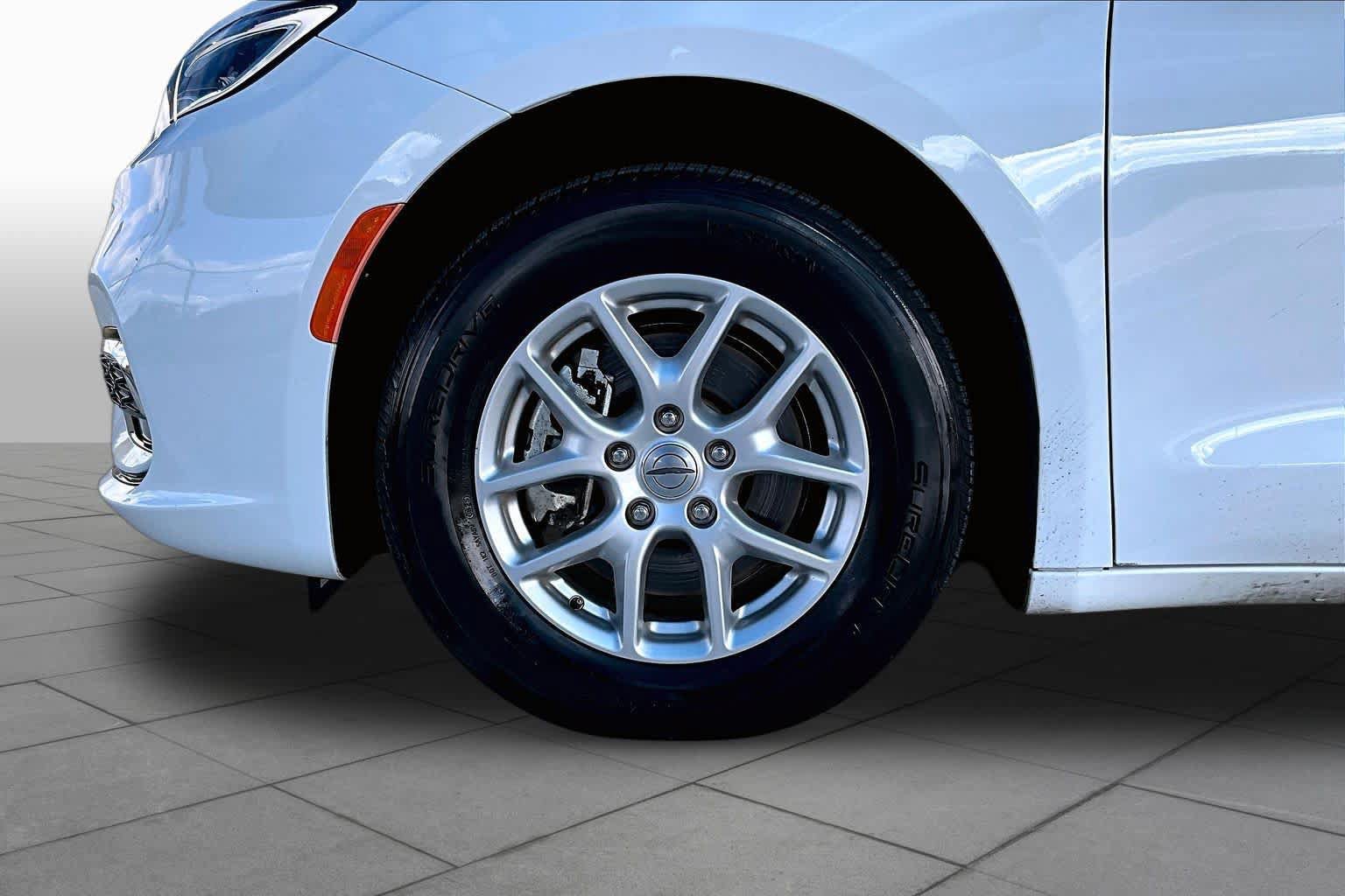 Used 2024 Chrysler Pacifica Touring-L FWD image 10