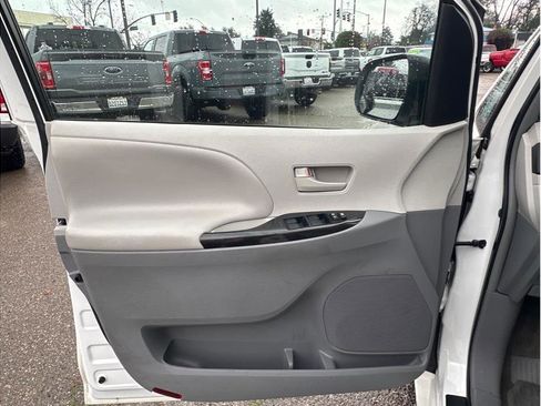 Used 2014 Toyota Sienna LE image 15