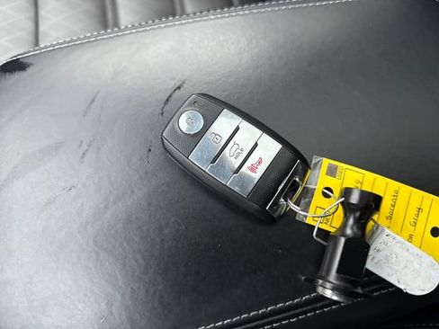 Used 2018 Kia Sorento SX image 11