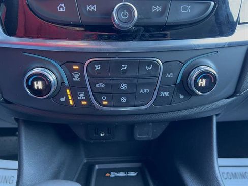 Used 2022 Chevrolet Traverse LT image 29