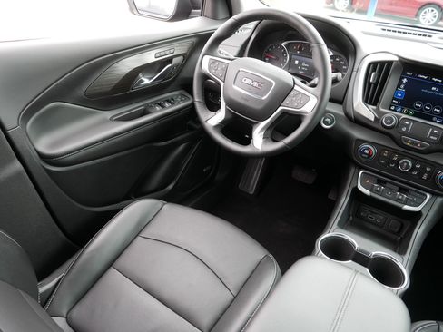 Used 2024 GMC Terrain SLT w/ Infotainment Package II image 9