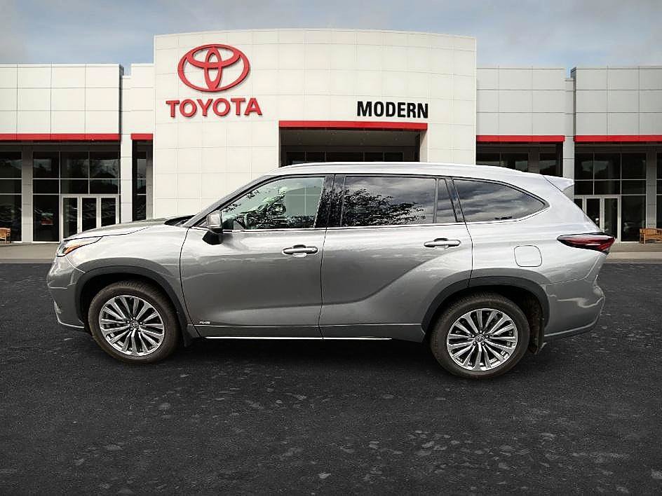 Used 2025 Toyota Highlander Limited AWD/4WD image 5