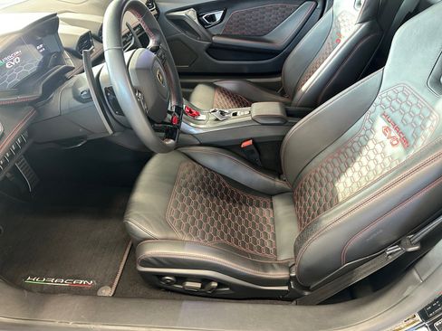 Used 2021 Lamborghini Huracan EVO image 12