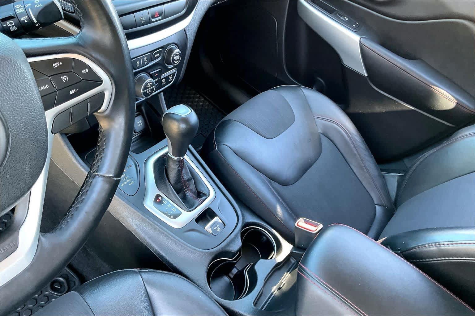 Used 2018 Jeep Cherokee Trailhawk AWD/4WD image 16