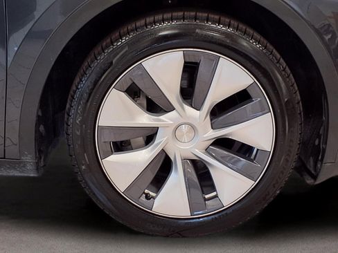 Used 2024 Tesla Model Y Long Range AWD/4WD image 8