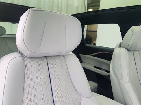 Used 2024 Cadillac Lyriq Luxury image 23