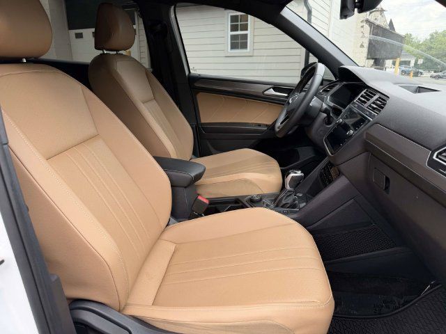 Used 2023 Volkswagen Tiguan SE w/ Panoramic Sunroof Package AWD/4WD image 12