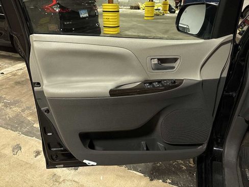 Used 2018 Toyota Sienna XLE w/ XLE Navigation Package image 33