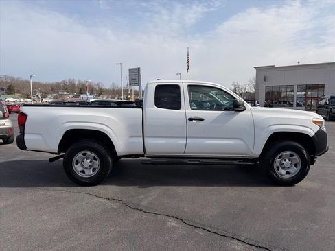 Used 2019 Toyota Tacoma SR image 3