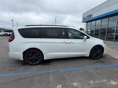 Used 2020 Chrysler Pacifica Limited w/ Quick Order Package 27H Red S FWD image 12