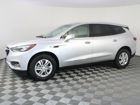 Used 2020 Buick Enclave Essence image 2