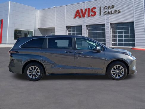 Used 2025 Toyota Sienna LE image 5