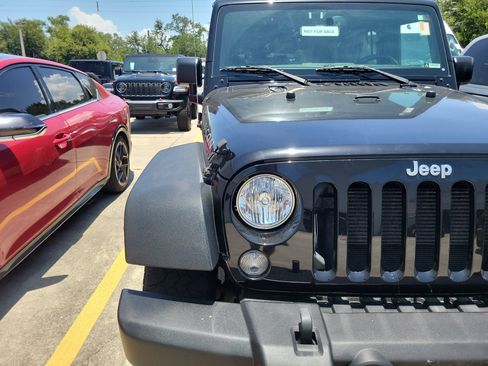 Used 2015 Jeep Wrangler Unlimited Rubicon w/ Connectivity Group AWD/4WD image 6