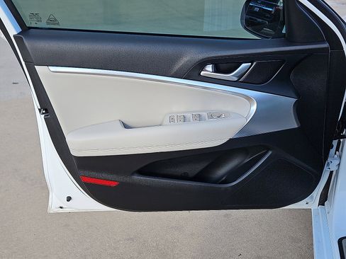 Used 2025 Genesis G70 2.5T image 11