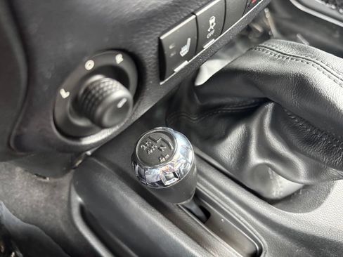 Used 2015 Jeep Wrangler Unlimited Rubicon AWD/4WD image 11