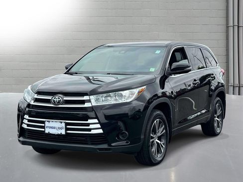 Used 2018 Toyota Highlander LE AWD/4WD image 4