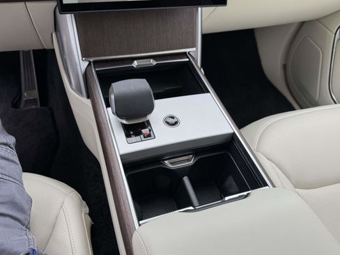 Certified 2025 Land Rover Range Rover SE image 27