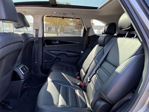Used 2019 Kia Sorento SX image 29